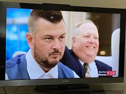 Qué cara pone Charlie cuando Andrei y Libby hicieron la ceremonia del pan?!  ¡Pura envidia!! ¡Joder, está que echa chispas!! Chuck estuvo agradable en  la boda y la recepción y Charlie está