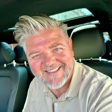 Jeg kom for en måneds tid siden til at købe en noget medtaget BMW E30  Coupé. Kasper fra KV Karosseri har nu kigget den ordentligt igennem, og han  er klar med en