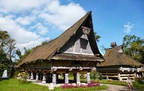 Tulisan ini membahas keberadaan raja pamusuk mandailing dalam hal kehidupan masyarakat mandailing meliputi rumah adat, dan hubungan kekeluargaan. Rumah Adat Sumatera Utara Lengkap Ciri Khas Jenis Keunikan Dll