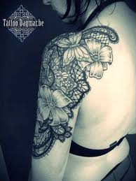 Pourquoi faire un tatouage sur l'épaule. Tatouage Epaule Bras Femme Papillons Fleur Et Dentelle Tatouage Femme