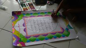 Berikut ini saya akan berbagi cara membuat ornamen hiasan pinggir dengan cara manual tulis tangan maupun dengan corel drawtentu saja jika sobat memiliki bakat menggamar terlebih mahir dalam menggunakan corel draw hal ini sangat membantu untuk berkreasi lebih baik lagi dalam membuat ornamen hasil imajinasi sendiri. Hiasan Kaligrafi Mudah Nggede Buzz