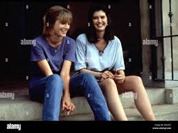 Bodies, Rest & Motion Bodies, Rest Motion Bridget Fonda, Phoebe Cates Carol  (Phoebe Cates, r) setzt Beth (Bridget Fonda) von Stock Photo - Alamy