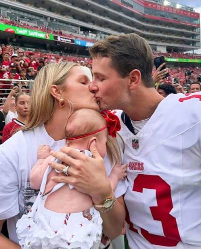 49ers QB1 Brock Purdy shares a sweet family moment on the field ❤️👶🏈