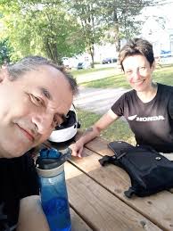 On s'en allait là pour fêter nos 10 ans»: écrasée par un arbre lors d'une  balade à moto en amoureux aux États-Unis