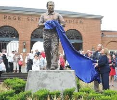 Rivergator too hot mod moderator vip member. Samford Unveils Statue Of Bobby Bowden At Seibert Stadium Bobby Bowden Statue College Football Coaches