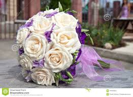 Trouvez dès maintenant le fleuriste le plus proche de chez vous, consultez ses tarifs et tous les services proposés, de la création de centres de table aux fleurs pour l'église, en passant par les bouquets de mariée et autres compositions florales pour les. Bouquet Des Fleurs Fraiches Pour La Ceremonie De Mariage Image Stock Image Du Fleurs Mariage 44492923