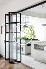 jolie porte accordeon interieur vers la cuisine moderne interiores casa de arquitetura casas