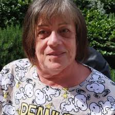 בין פגז להפצצה, הכירו אריה ולאה סגל, בני 101 ו-93 מכפר־סבא. הוא היה המפקד  שלה בהגנה כשנעצרה על ידי המשטרה הבריטית והצליחה לחמוק. כשהיא נסערת מהאירוע,  הוכנסה לאה לאוהל של המפקד: "שעתיים