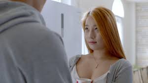 Seorang penipu merekrut perempuan muda untuk bekerja sebagai pelayan di sebuah rumah. Film Semi Korea Rekomendasi