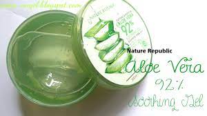 Produk ini bisa dibilang multifungsi karena bisa dipakai dengan berbagai sebenarnya sih masih banyak kegunaan lain dari aloe vera gel ini seperti untuk styling rambut, eye mask & merawat kuku. Berbagai Kegunaan Dari Nature Republic Aloe Vera 92 Soothing Gel