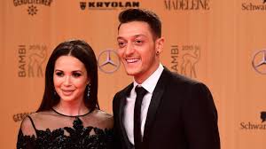 Facebook gives people the power to share. Mandy Capristo Aussert Sich Zur Hochzeit Von Ex Freund Mesut Ozil Stern De