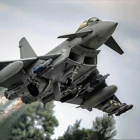 OTAN reforça defesa após drones russos violarem espaço aéreo de Polônia e  Romênia Reino Unido reage com firmeza quando drones russos violam espaço  aéreo da OTAN O Reino Unido assumiu a liderança