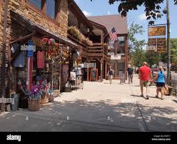 Village shops and tourist shoppers in Nashville, Brown County, Indiana,  USA, July 6, 2012, © Katharine Andriotis Stock Photo - Alamy