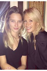 Une histoire d'amour qui dure, puisqu'elle partage sa vie depuis sept ans déjà. Ilona Smet Et Estelle Lefebure Doctissimo Estelle Lefebure Ilona Smet Johnny Hallyday