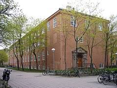 Ved at bygge nyt til ntnu, samt etablere en campusring og fire urbane forbindelser skabes et nyt samlet campus med funktionelle rammer for de studerende. Gloshaugen Wikipedia