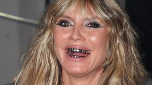 Heidi Klum auf der Paris Fashion Week: Sie entblößt ihre Brüste und bleckt  die Zähne