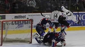 Snoopy eishockeyspieler die fehlende zähne 2017 248kb 1500x1253: Indians Kapitan Branislav Pohanka Ohne Schneidezahne Im Derby Gegen Die Scorpions Sportbuzzer De