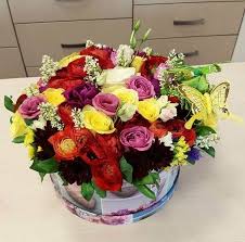 Http Www 101flori Ro Aranjament Flori Colorate In Cutie Si Fluturas Table Decorations Decor Home Decor