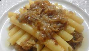 Il sugo alla genovese può essere considerato un ragù bianco, con l'aggiunta di tante cipolle. La Storia Del Sugo Alla Genovese Ecampania