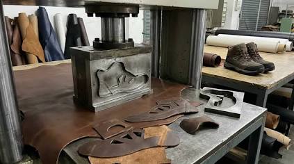 El área de corte es el corazón de la eficiencia en la manufactura de calzado., generada por IA