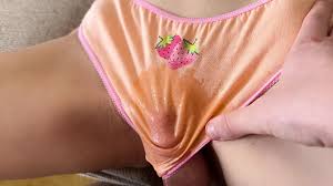 ถูหีสุดฮอตและยิงน้ําเงี่ยนเซ็กซี่ในกางเกงในประหลาดของน้องสาวไม่แท้