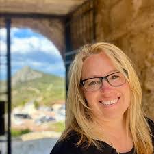 Julie Dishman's Instagram, Twitter & Facebook