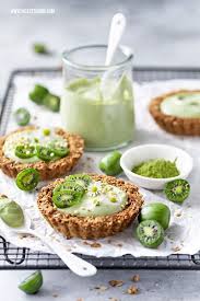 Granola Tartelettes Mit Nergi Mini Kiwis Matcha Joghurt Rezept Nergi Minikiwi Tartelettes Fruhstuck Kiwibeeren Kiwiberrie Lebensmittel Essen Essen Lecker