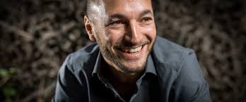 En 2011, à 24 ans, il est élu au conseil national et prononce le discours d'ouverture en tant. Portrait Mathias Reynard