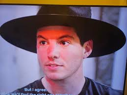 Austin's surprising appearance without a hat