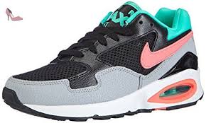 La air jordan 1 retro high bloodline affiche une empeigne en cuir blanc relevée par des empiècements en cuir noir agrémentés par des liserés rouges. Epingle Sur Chaussures Nike