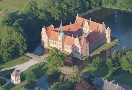 Vi har stadig vores primære tilknytning til området, men vi har medlemmer fra hele djursland. Rosenholm Slot Ved Hornslet 21 Km Nordost For Aarhus Slotte Danmark