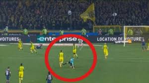 Diego carlos begann seine profikarriere bei desportivo brasil in der saison 2012/13 und spielte 2013 für den fc são paulo auf. Ex Fifa Referee Chapron Extrem Nerviger Typ Dieser Zlatan Ibrahimovic Keine Bildung Welt