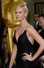Maybe you would like to learn more about one of these? Charlize Theron Imperiale Avec Sa Coupe Garconne Aux Oscars 2014 Puretrend