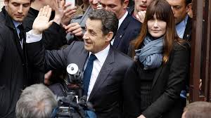 Wir wollen nichts instrumentalisieren, aber wir wollen uns auch nicht verstecken, sagte sarkozy während einer pressekonferenz in der vergangenen woche. Nicolas Sarkozy Und Carla Bruni In Der Menge