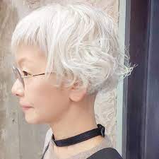 おしゃれに年を重ねるなら 素敵な大人の グレイヘア を考えよう キナリノ グレイヘア 髪 白 グレー ヘアスタイル