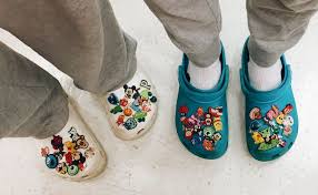 Aesthetic Black Crocs With Charms Pintereѕt Whaaaale Cute Shoes Crocs Shoes