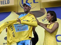 Tour de france edition 101 left from leeds at july 5th and after 3 weeks of hardship paris welcomed the man in yellow as well as all other riders. Tour De France 2014 Must Watch Vincenzo Nibali Denied Celebratory Kiss From Podium Girl After Winning Second Stage The Independent The Independent