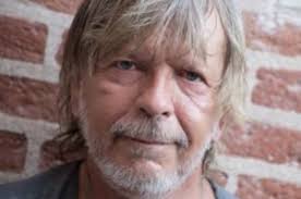 His characteristically 'broken' voice makes for a very distinctive vocal style. Parlez Moi De Renaud Audios Photos Textos Videos Renaud