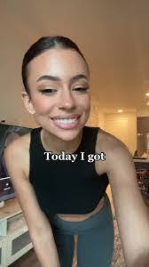 Karla Martinelli's Instagram, Twitter & Facebook