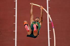 O paulista ficou com o bronze na disputa do salto com vara no atletismo na manhã desta ter&. Hw5tbpaezciuxm