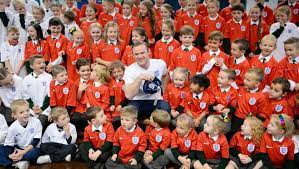 He equaled wayne rooney's record for the most number of goals by a teenager for manchester united. Wayne Rooney So Begeisterte Er Kinder Seiner Alten Grundschule Bunte De