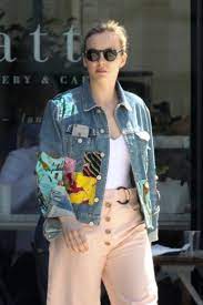With killing eve's season 3 premiere premiere date pushed up, the anticipation is real. Jodie Comer Street Style Out In Boston 07 28 2019 Celebmafia