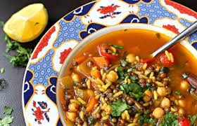 200 g di ceci, lessati e scolati, 2 cucchiai di estratto di pomodoro, 1 lt di brodo vegetale o acqua, 1 cucchiaino di cannella, 1 cucchiaino di cumino, 1 cucchiaino di curcuma, 1 foglia di alloro, 1 cipolla, 1 spicchio d 'aglio, 1 carota, 1 costa di sedano, 4 cucchiai di felini (pasta). Harira La Ricetta Della Zuppa Marocchina Africa