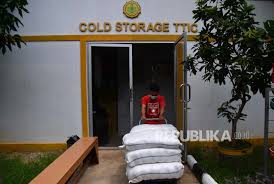 Pengerukan lumpur kali pasar baru yang merupakan aliran kali ciliwung itu guna mencegah pendangkalan serta mengantisipasi banjir di musim penghujan. Kementan Operasi Pasar Gula Di Pasar Mitra Tani Republika Online