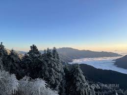 合歡山 （ 太魯閣語 ： dgiyaq bburaw ），位於 臺灣 南投縣 仁愛鄉 大同村，接近 花蓮縣 秀林鄉 ，是著名的旅遊景點，其周邊係由七座山峰所串連合稱 合歡群峰 ，七座中之五座名列 台灣百岳 ，為 合歡溪 、 濁水溪 、 北港溪 和 塔次基里溪 的 分水嶺 。. 6mx J6pype B1m