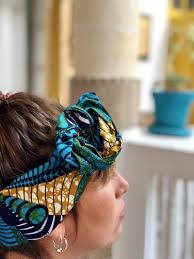 Pour créer de jolis looks avec un bandana sur les cheveux, noué autour de votre tête, suivez ce tuto coiffure expliqué pas à pas ! Bandeau A Nouer En Tissu Africain Et Fil De Fer Colorful Headband A Afrikrea
