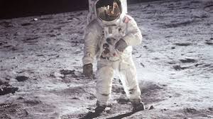 » il est exactement 2 heures 56 minutes et 20 secondes utc, ce lundi 21 juillet 1969, lorsque neil armstrong pose pour la toute première fois un pied humain sur la lune. Qui Sera Le Prochain Homme A Marcher Sur La Lune We Demain