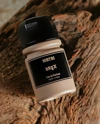 ORYX. A warm, dry, and structured formula where sandalwood, moss, amber,  and resins shape a character that is precise, grounded, and unmistakably  defined.