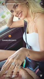 Com isso tudo, gabriel medina teria contratado outro advogado para reaver tudo e resolver os problemas. Gabriel Medina Mostra Alianca De Casamento De Yasmin Brunet