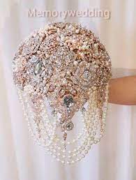 And a lovely way to make use of jewellery that maybe has broken settings or an. Rose Gold Wedding Bridal Broach Boquet Brooch Bouquet Gold Wedding Ideas Wedding Fashion We Wedding Brooch Bouquets Brooch Bouquet Cascading Brooch Bouquet